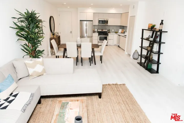 625 S Barrington Avenue 210, Los Angeles, California 90049