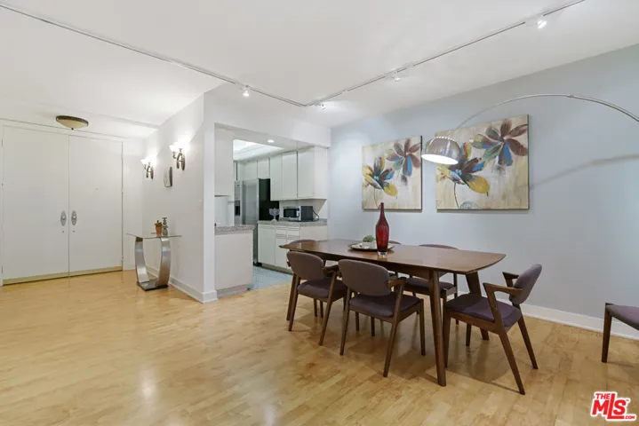 1131 Alta Loma Road 117, West Hollywood, California 90069