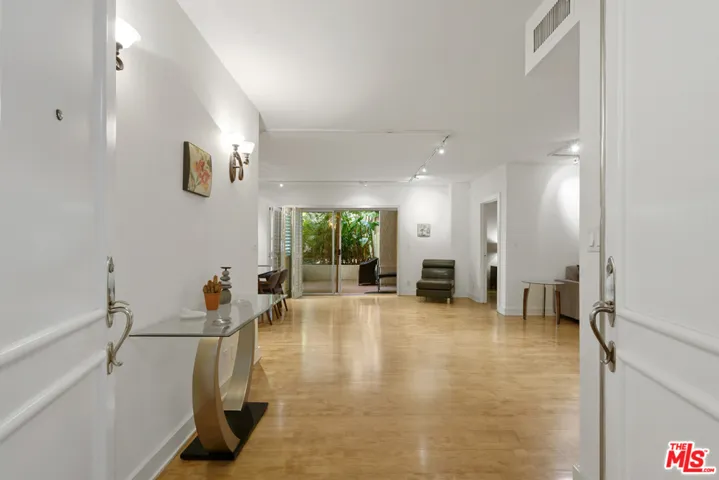 1131 Alta Loma Road 117, West Hollywood, California 90069