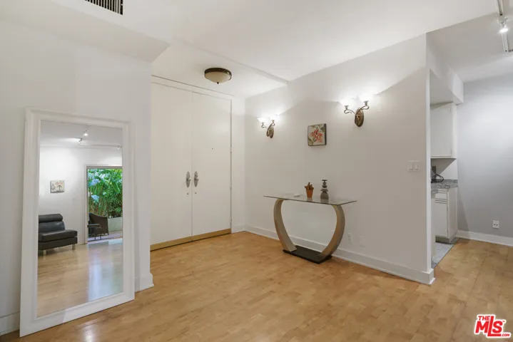 1131 Alta Loma Road 117, West Hollywood, California 90069