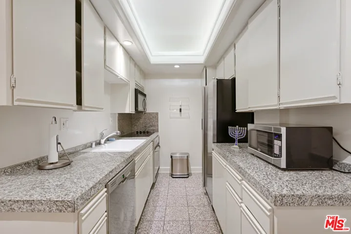 1131 Alta Loma Road 117, West Hollywood, California 90069