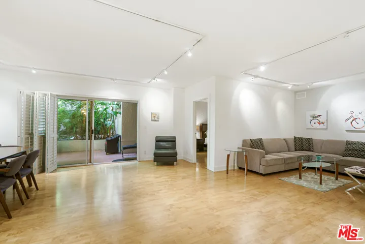 1131 Alta Loma Road 117, West Hollywood, California 90069