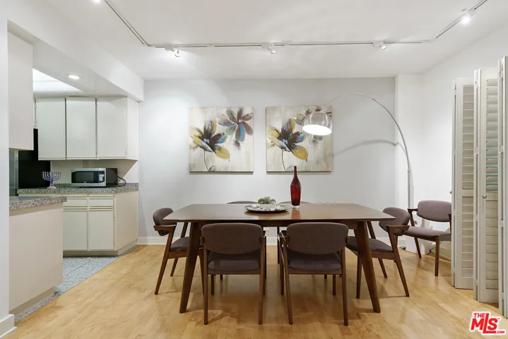 1131 Alta Loma Road 117, West Hollywood, California 90069