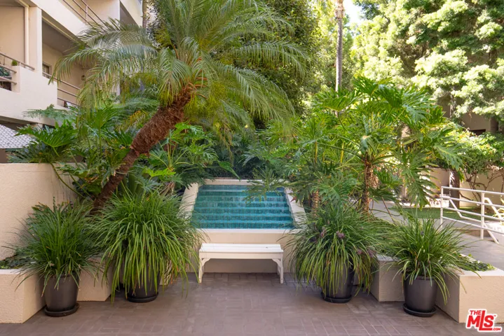 1131 Alta Loma Road 117, West Hollywood, California 90069
