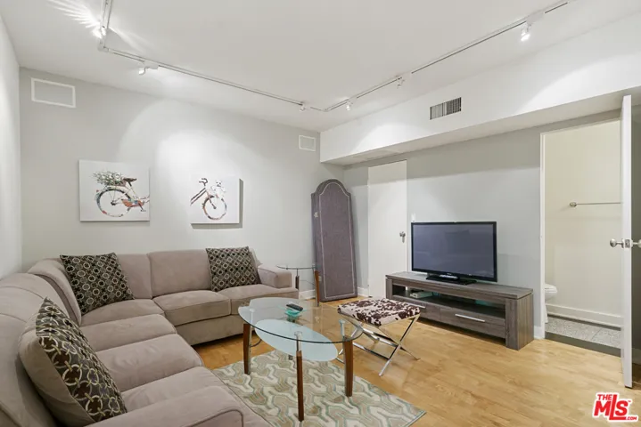 1131 Alta Loma Road 117, West Hollywood, California 90069