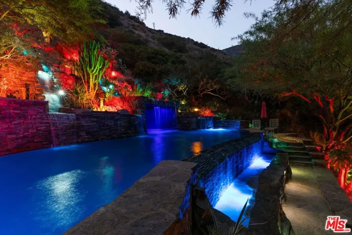 875 Skyland Drive, Sierra Madre, California 91024