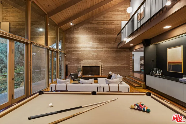 875 Skyland Drive, Sierra Madre, California 91024