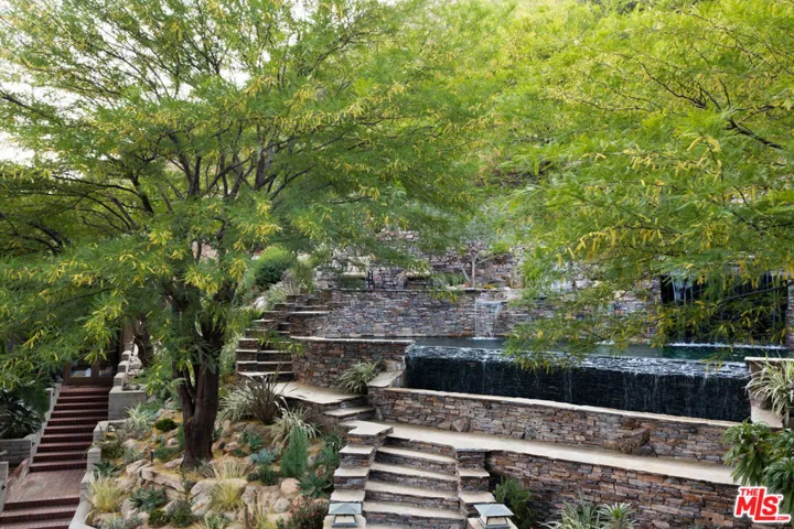 875 Skyland Drive, Sierra Madre, California 91024