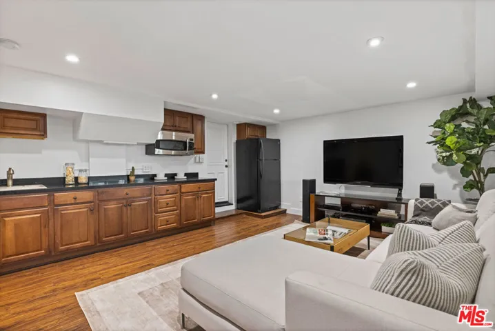 875 Skyland Drive, Sierra Madre, California 91024