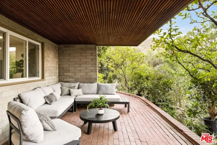 875 Skyland Drive, Sierra Madre, California 91024