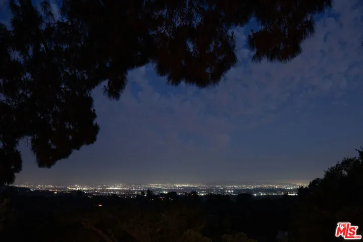 875 Skyland Drive, Sierra Madre, California 91024