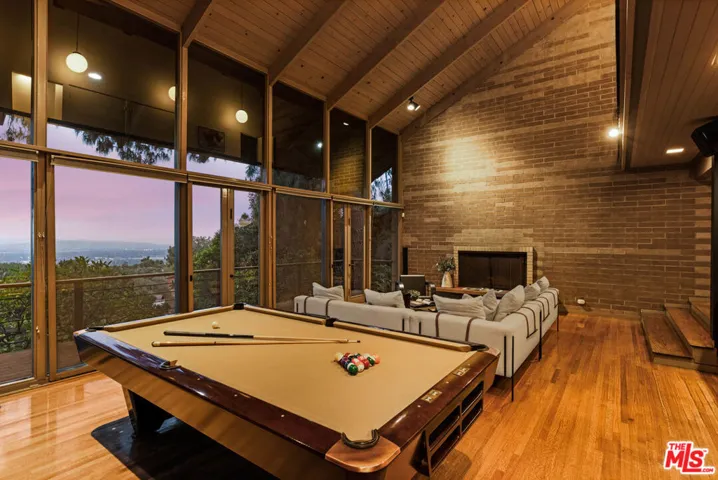 875 Skyland Drive, Sierra Madre, California 91024