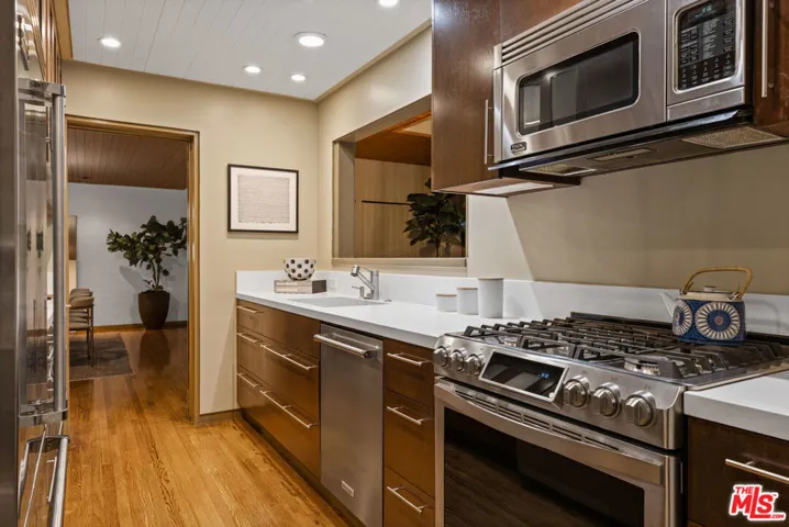 875 Skyland Drive, Sierra Madre, California 91024