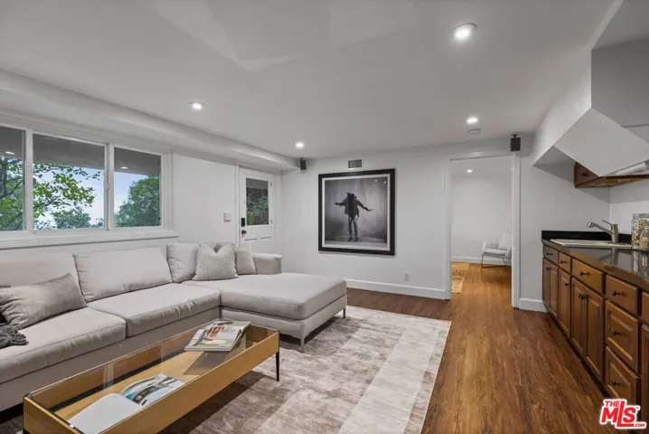875 Skyland Drive, Sierra Madre, California 91024