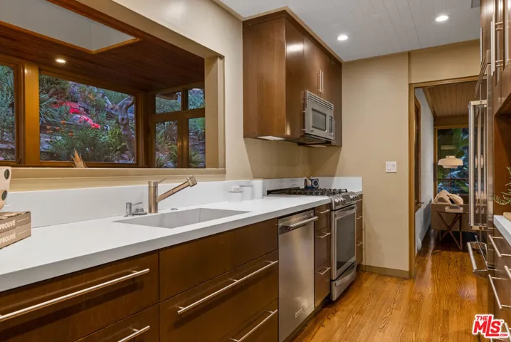 875 Skyland Drive, Sierra Madre, California 91024
