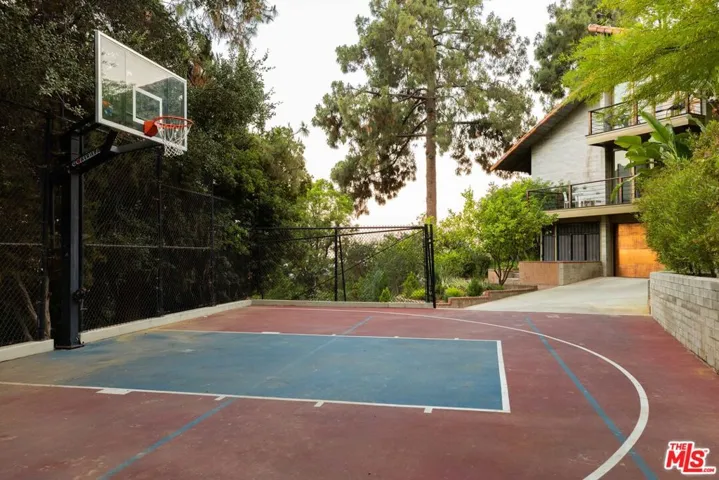 875 Skyland Drive, Sierra Madre, California 91024