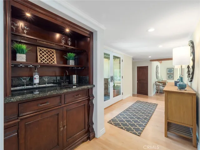 Entryway wet bar