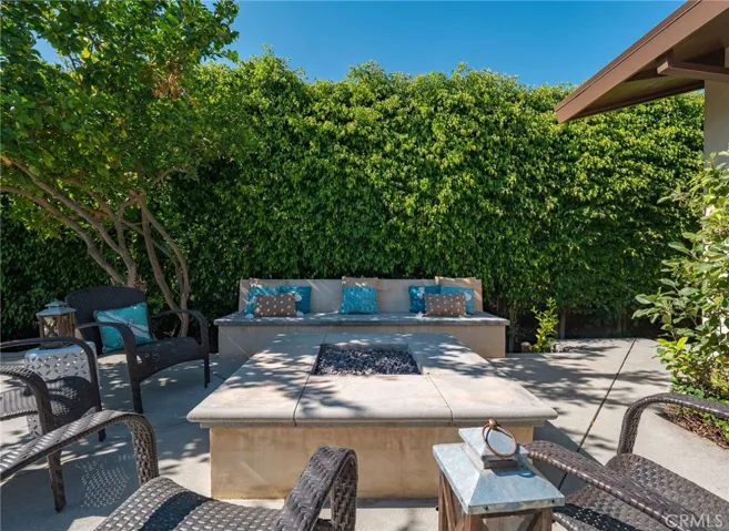 Patio fire pit seating area