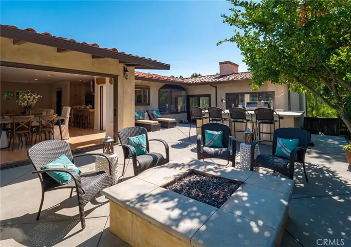 Patio fire pit seating area