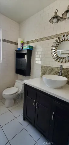 Main bathroom /Upstairs