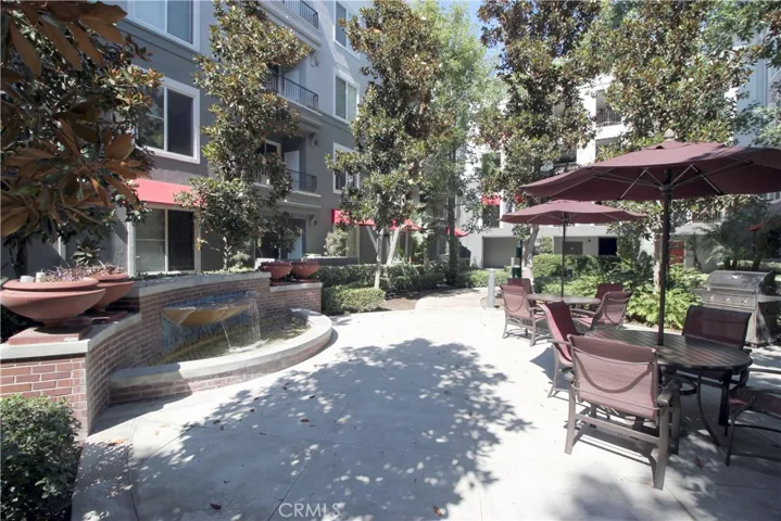 Fountain and table/chairs
