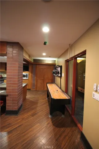Shuffle board
