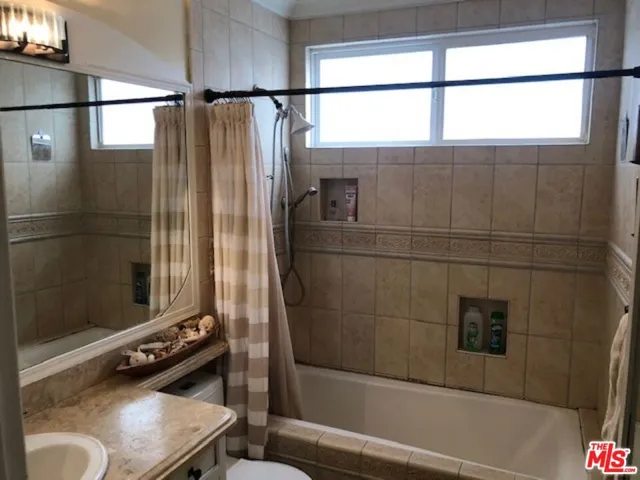 Bathroom (main)