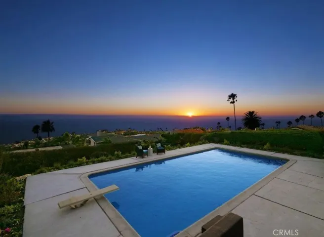This house has the views that you're dying for :)