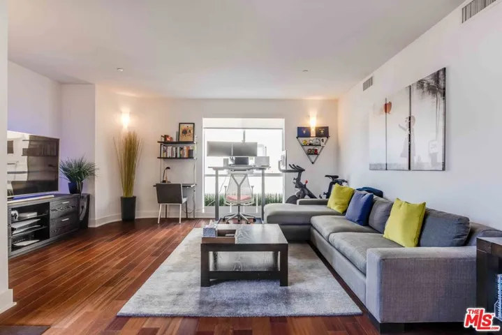 600 S Ridgeley Drive 301, Los Angeles, California 90036