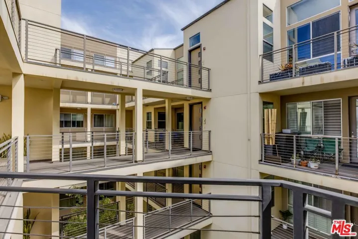 600 S Ridgeley Drive 301, Los Angeles, California 90036