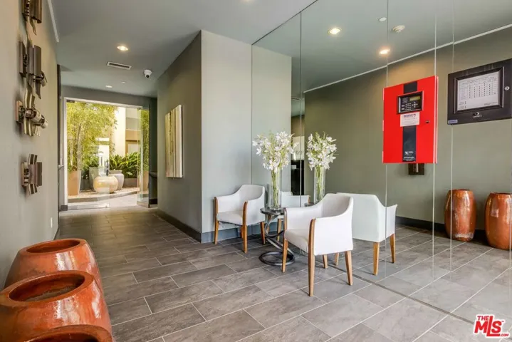 600 S Ridgeley Drive 301, Los Angeles, California 90036