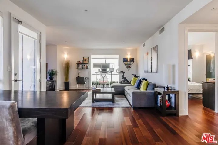 600 S Ridgeley Drive 301, Los Angeles, California 90036