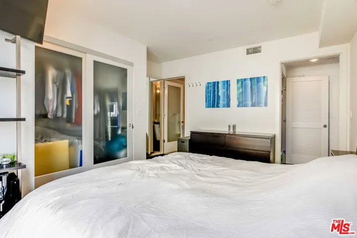 600 S Ridgeley Drive 301, Los Angeles, California 90036