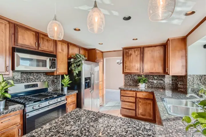 12137 Via Hacienda, El Cajon, California 92019