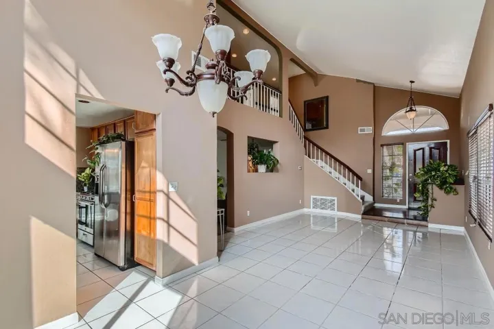 12137 Via Hacienda, El Cajon, California 92019