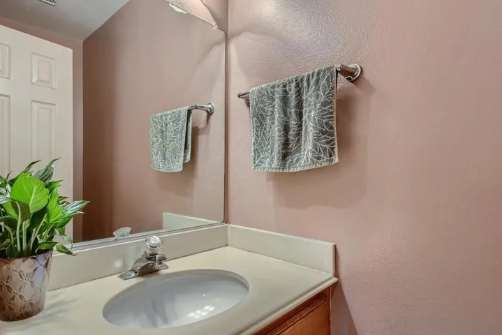 12137 Via Hacienda, El Cajon, California 92019