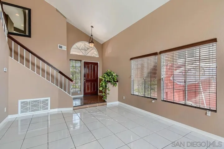 12137 Via Hacienda, El Cajon, California 92019