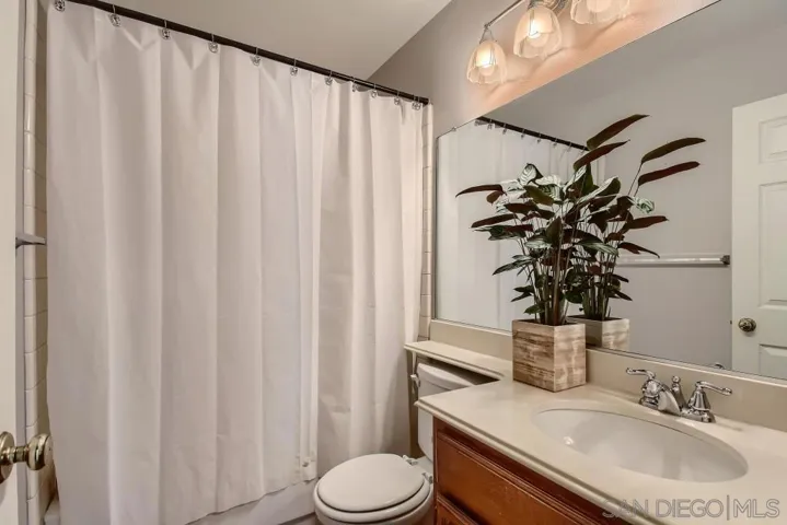 12137 Via Hacienda, El Cajon, California 92019