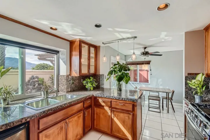 12137 Via Hacienda, El Cajon, California 92019