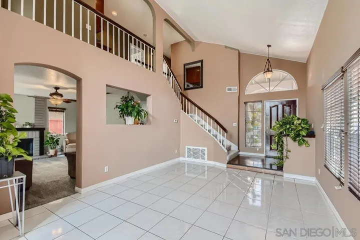 12137 Via Hacienda, El Cajon, California 92019