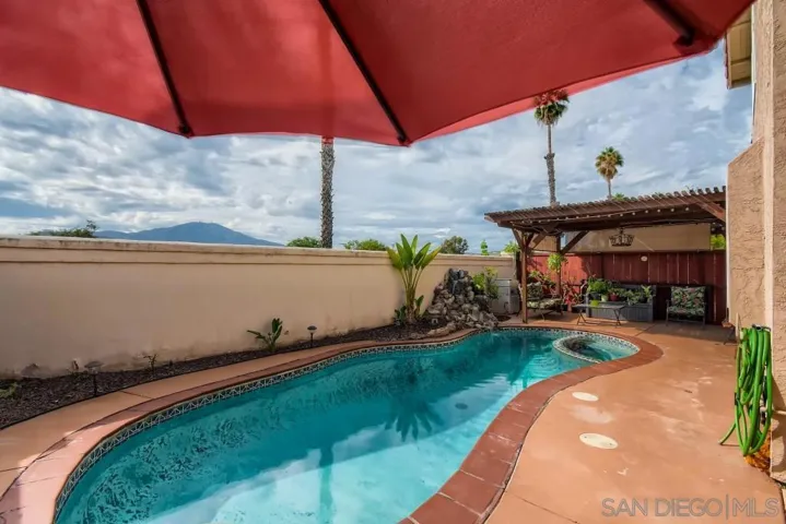 12137 Via Hacienda, El Cajon, California 92019