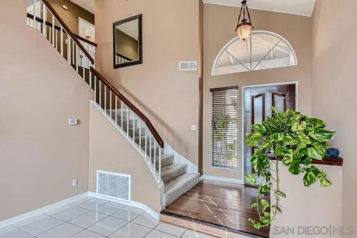 12137 Via Hacienda, El Cajon, California 92019