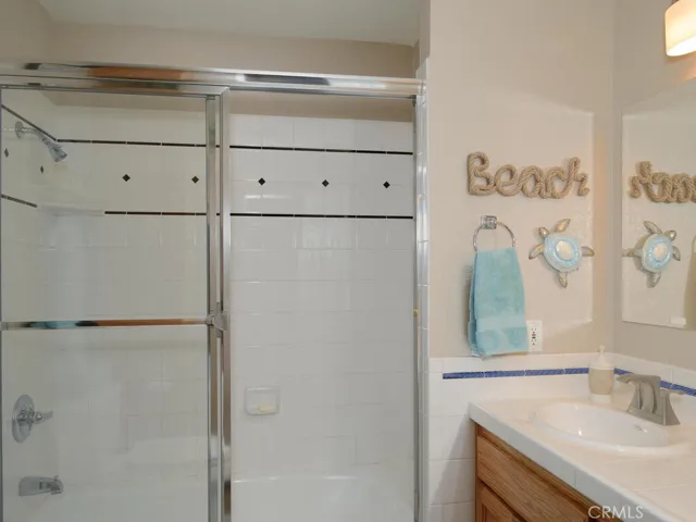 Hall bath with dual sinks