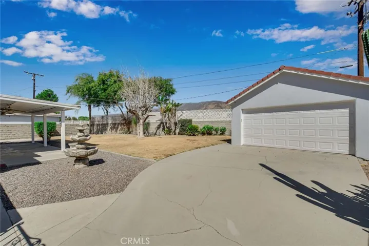 Detached garage