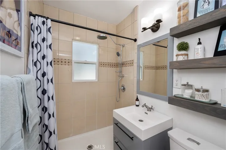 Full bath off hall.