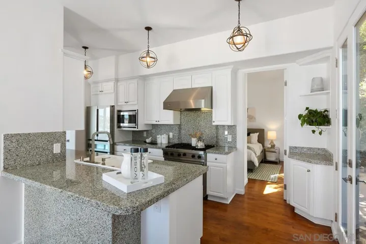 7784 Lookout Drive, La Jolla, California 92037