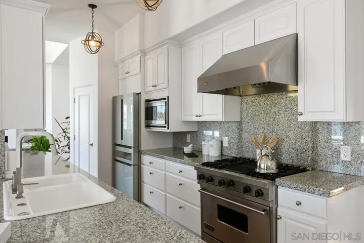 7784 Lookout Drive, La Jolla, California 92037