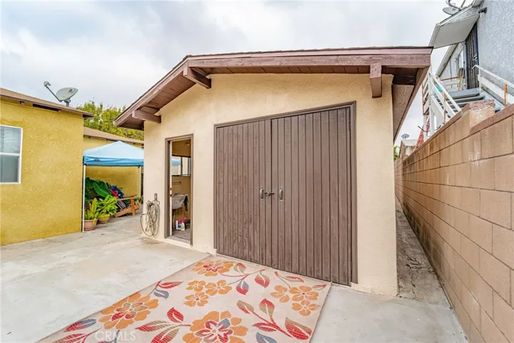 1 car garage plus 1/2 bathroom