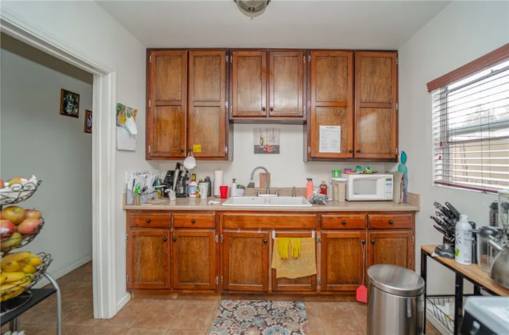 Kitchen in 3637 1/4 Cesar Chavez