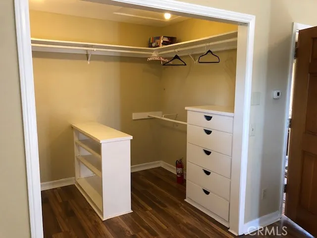 Master bed 1 walk in closet